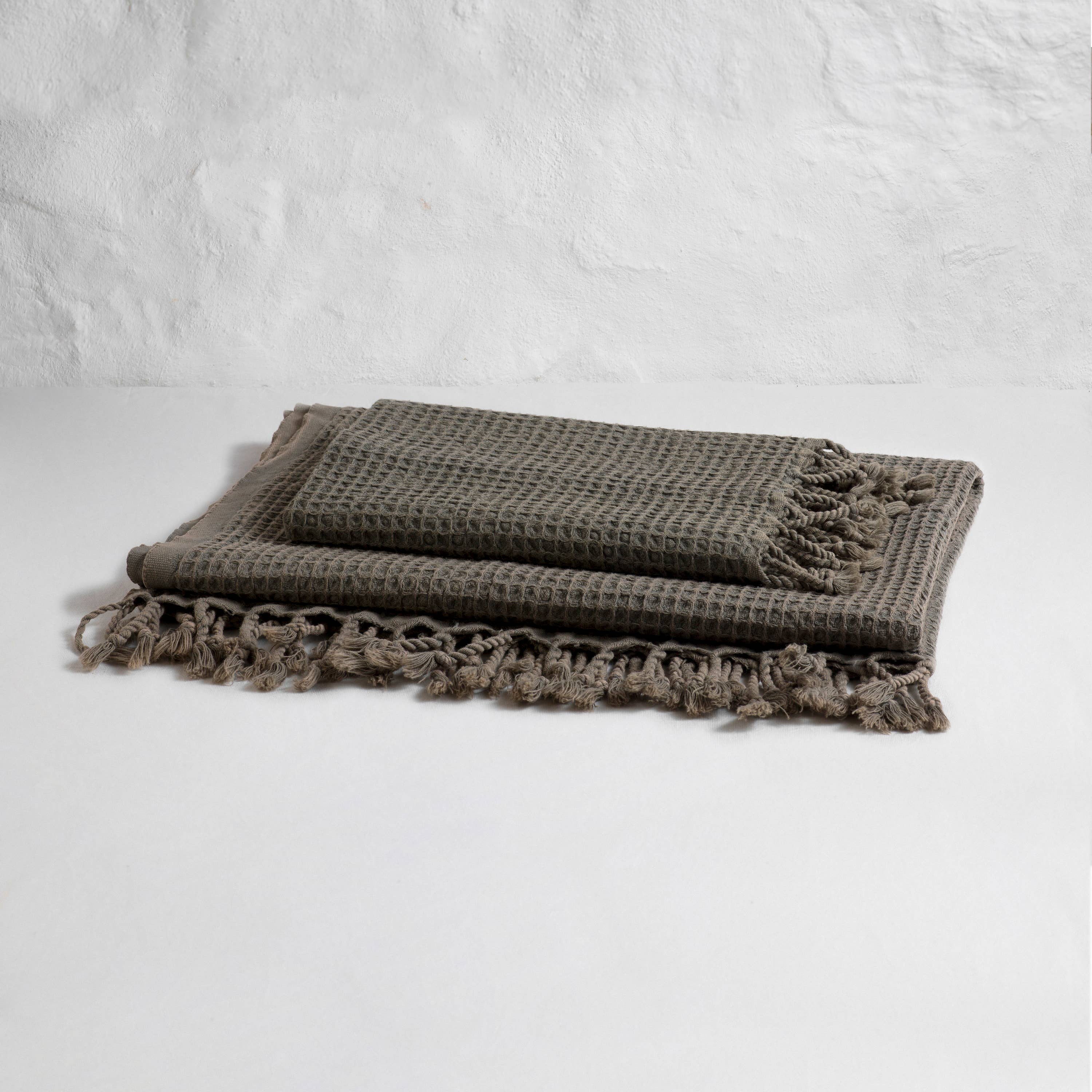 loom.ist - Waffle Bath Towel: Darkgrey